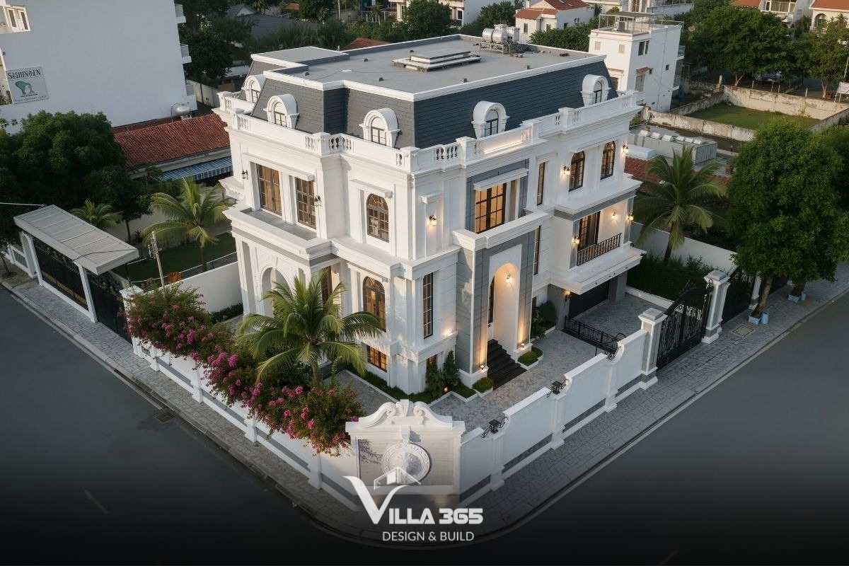 Villa 365 đã đưa ra giải pháp: trục đối xứng, phào chỉ tiết chế, cửa cao đón sáng, màu trung tính sang trọng