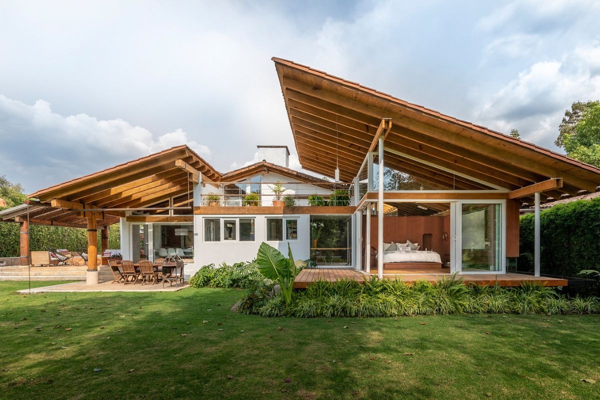 Biệt thự nhà vườn mang lại sự riêng tư cao và kết nối thiên nhiên theo cách chủ động, còn Tropical tạo ra cảm giác nghỉ dưỡng liên tục ngay trong không gian ở hàng ngày (Ảnh: Sưu tầm)