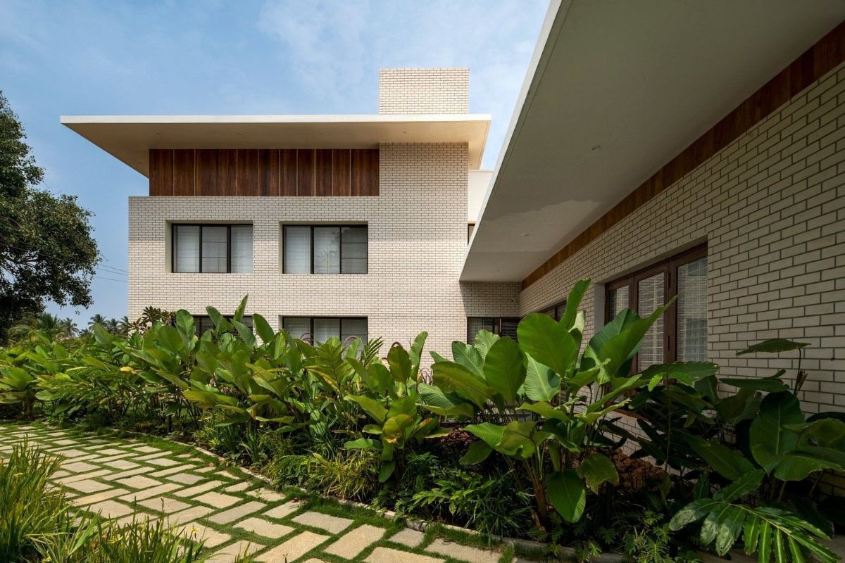 Bề mặt vật liệu quyết định không gian hấp thụ hay phản xạ nhiệt, từ đó định hình cảm giác mát hay nóng trong suốt quá trình sử dụng