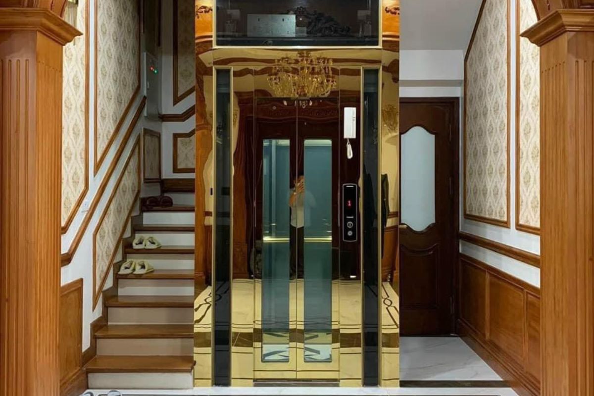 30+ Mẫu biệt thự 4 tầng cổ điển đẳng cấp kèm chi phí xây dựng thực tế 2026 19 Thang máy giúp gia tăng giá trị bất động sản và tính thanh khoản lâu dài cho công trình (Ảnh: Sưu tầm)