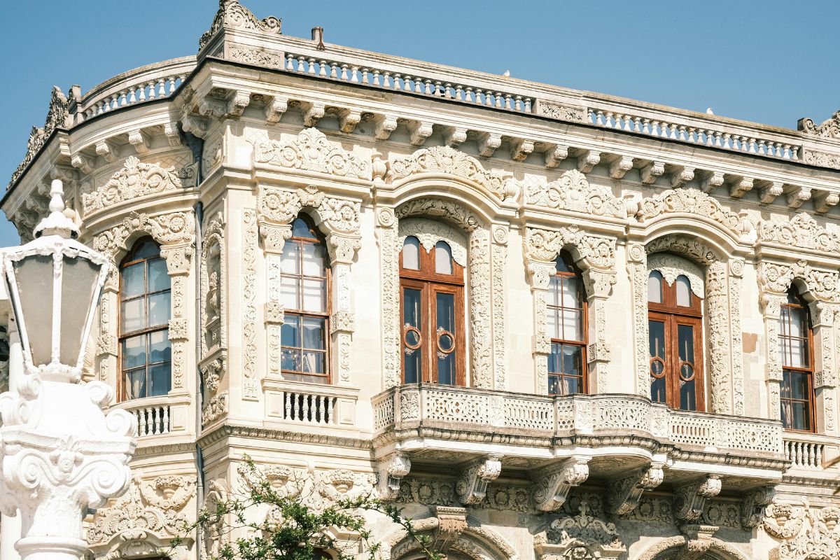 10+ Mẫu biệt thự cổ điển mái Mansard đẹp & bản vẽ công năng 2026 3 Hoa văn điêu khắc tỉ mỉ kết hợp phào chỉ tinh xảo tạo nên dấu ấn nghệ thuật đặc trưng, giúp biệt thự cổ điển toát lên vẻ đẹp sang trọng và đẳng cấp vượt thời gian (Ảnh: Sưu tầm)