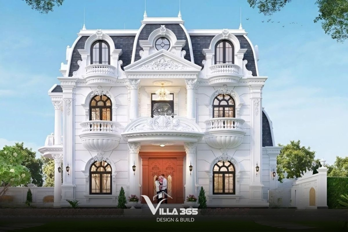10+ Mẫu biệt thự cổ điển mái Mansard đẹp & bản vẽ công năng 2026 9 Ban công sắt mỹ thuật là điểm nhấn tinh tế, nâng tầm thẩm mỹ cho biệt thự mái Mansard 2 tầng