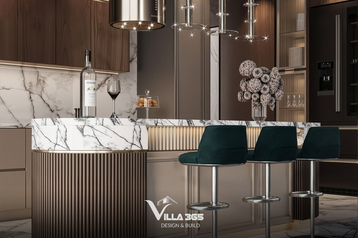 Bonded Villa - Biệt thự 3 tầng có vườn trên mái, tận dụng yếu tố tự nhiên để giảm năng lượng vận hành 10 Các đường viền kim loại mạ vàng ở chân quầy bar và cổ quầy phản chiếu lấp lánh, nâng tầm giá trị thẩm mỹ cho căn bếp