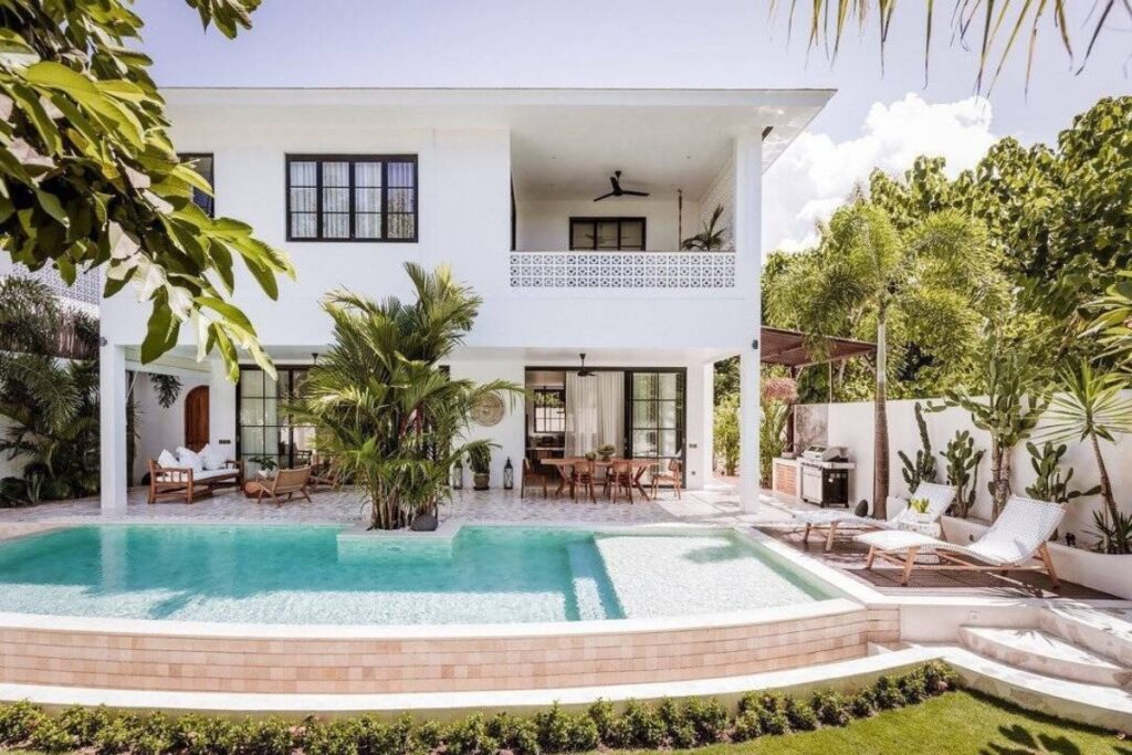 Tropical là phong cách lý tưởng cho khí hậu Việt Nam, giúp tối ưu thông gió tự nhiên và tạo không gian sống gần gũi thiên nhiên (Ảnh: Sưu tầm)