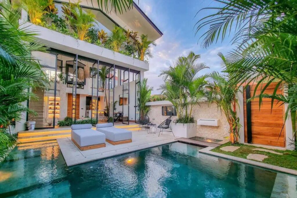 Hồ bơi và sân vườn rộng biến biệt thự thành không gian nghỉ dưỡng tại gia nhưng đòi hỏi bảo trì thường xuyên (Ảnh: Sưu tầm)
