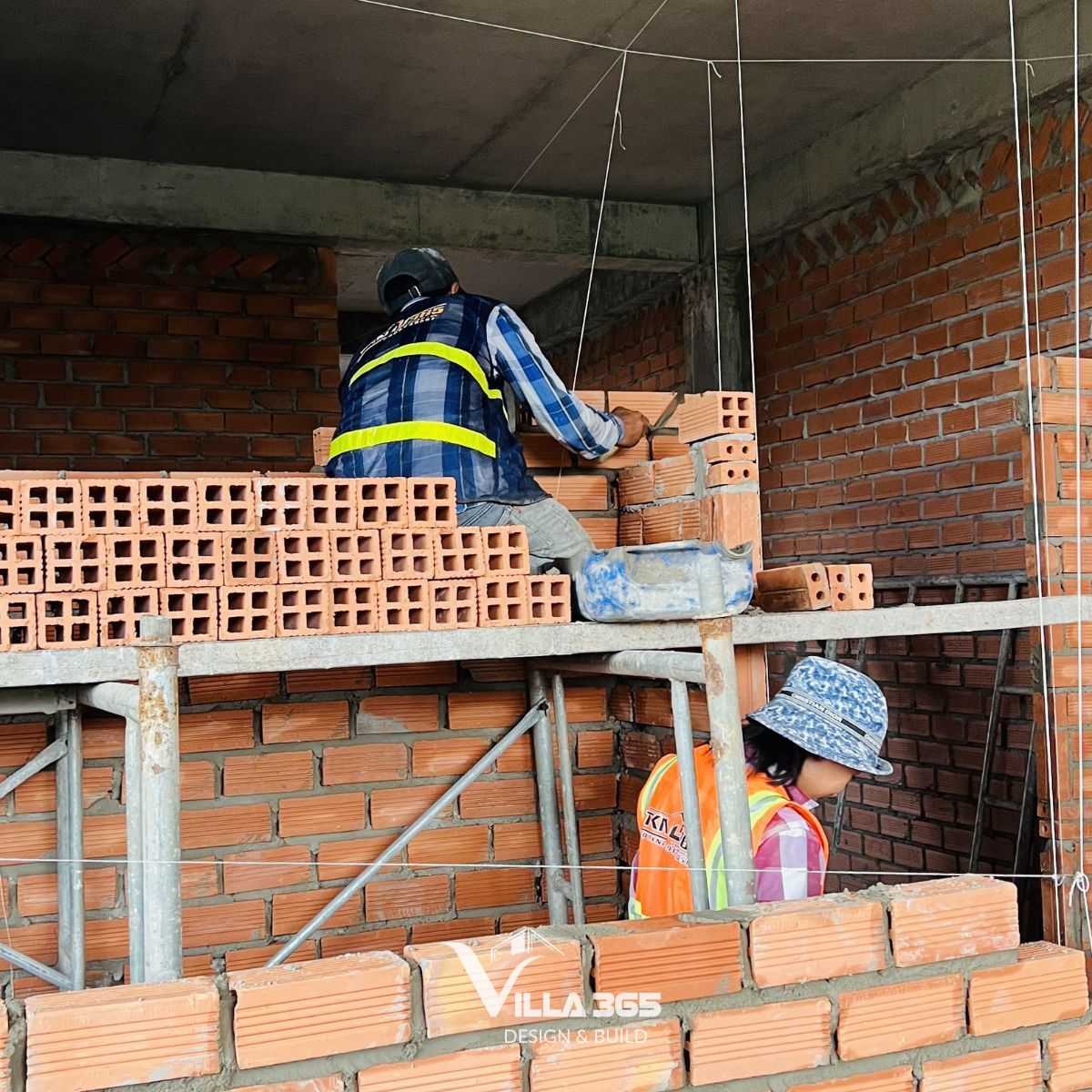 Quá trình thi công biệt thự Hóc Môn cần được kiểm soát chặt chẽ để bám sát bản vẽ thiết kế
