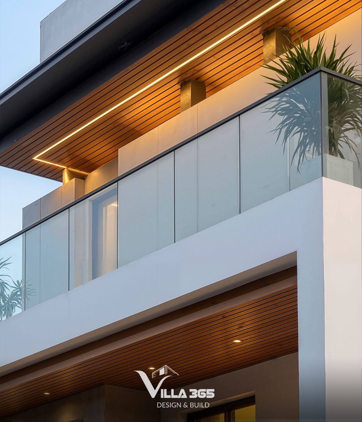 Hệ hiên, mái đua và lam gỗ tạo nên lớp đệm khí hậu, giảm thiểu tác động thời tiết trực tiếp 