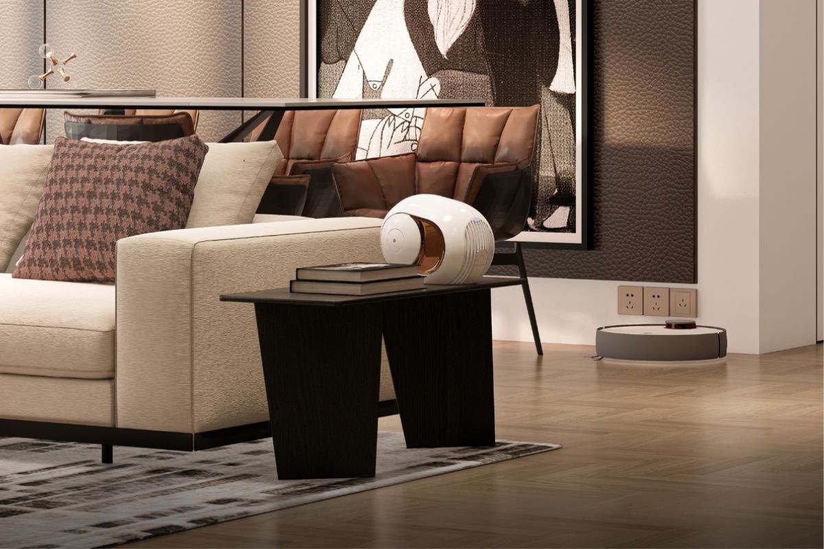 Bàn gỗ nhỏ đặt sát sofa với thiết kế chân khối tối giản là nơi lý tưởng để đặt những cuốn sách yêu thích hoặc một tách trà, phục vụ cho những giây phút thư giãn nhẹ nhàng 