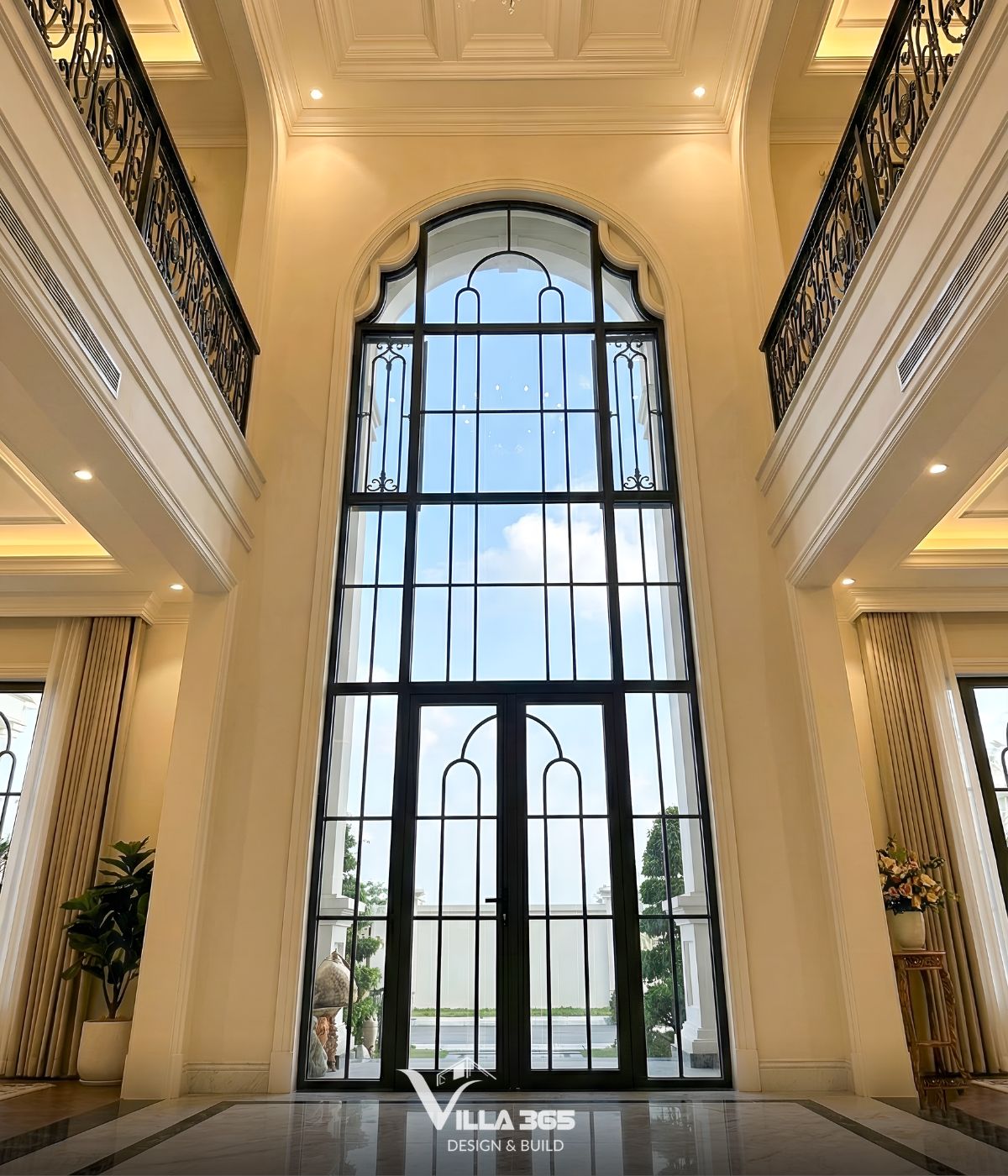 Thiết kế nội thất Villa Héritage - Không gian sống mang vẻ đẹp kinh điển và sức hấp dẫn trường tồn 2 Khoảng thông tầng không chỉ mở rộng tầm nhìn, mà còn định hình nhịp sống chung của gia đình