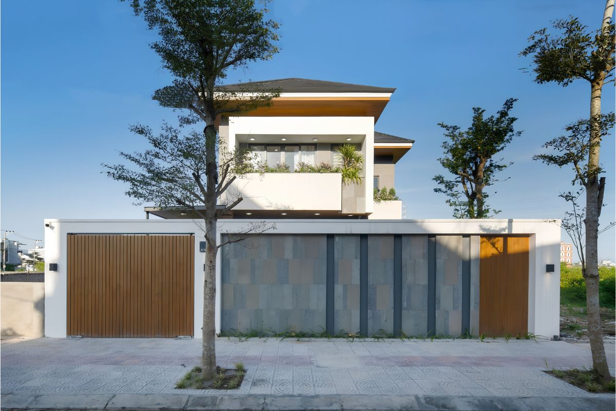 Hình khối mạnh mẽ giúp công trình tạo dấu ấn riêng ngay từ mặt tiền (Ảnh: Sưu tầm)