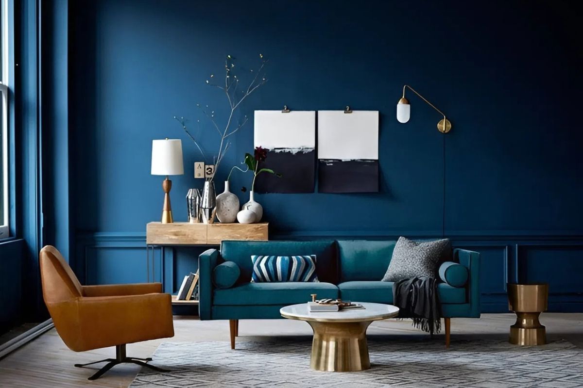 Sofa nỉ màu xanh navy nổi bật giữa không gian nền trắng xám, lựa chọn lý tưởng cho người mệnh Thủy. ( Ảnh: Sưu tầm )