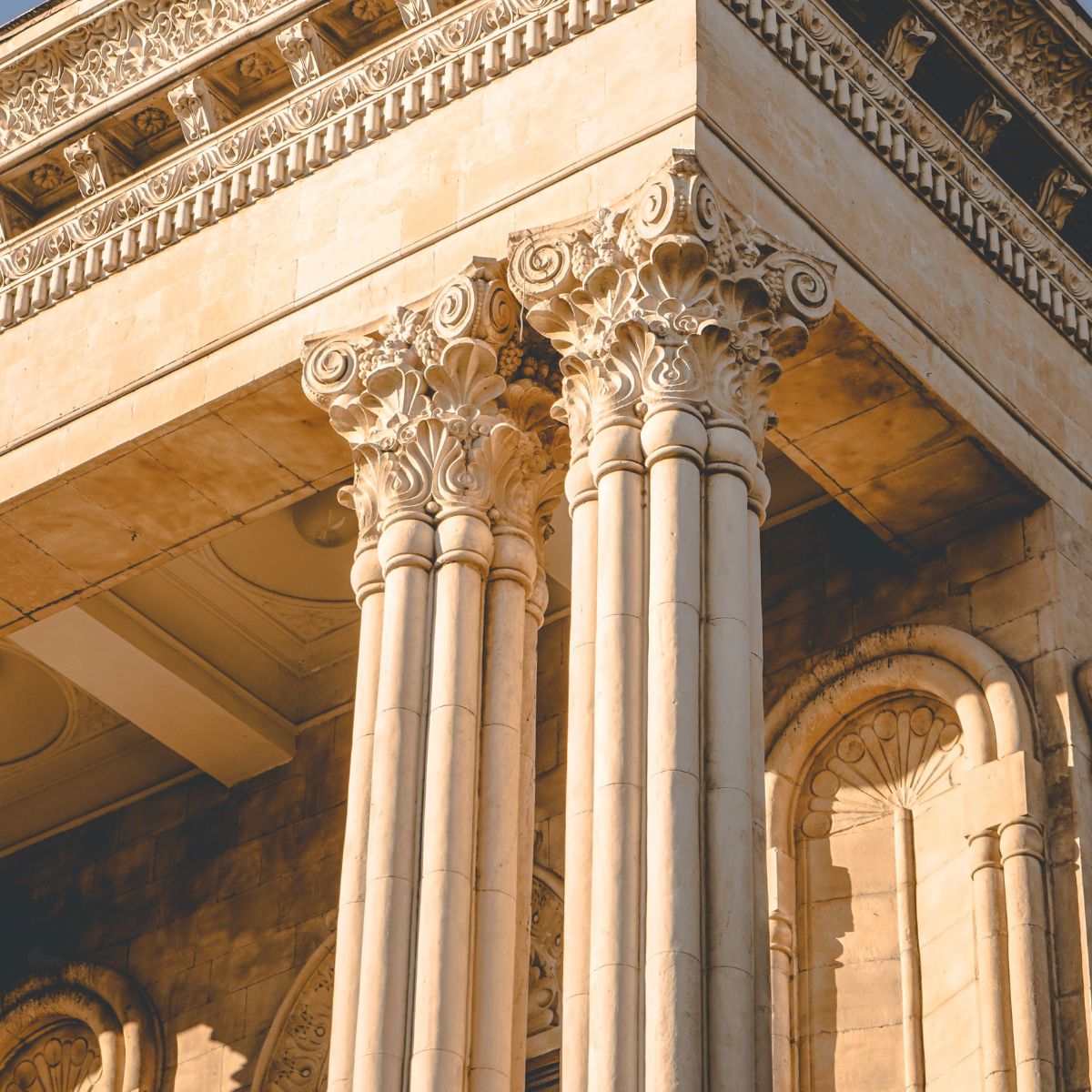 Hệ cột Ionic, Corinthian và Tuscan là điểm nhấn quan trọng làm nên vẻ uy nghi cho nhà biệt thự 2 tầng kiểu châu Âu  (Ảnh: Sưu tầm)