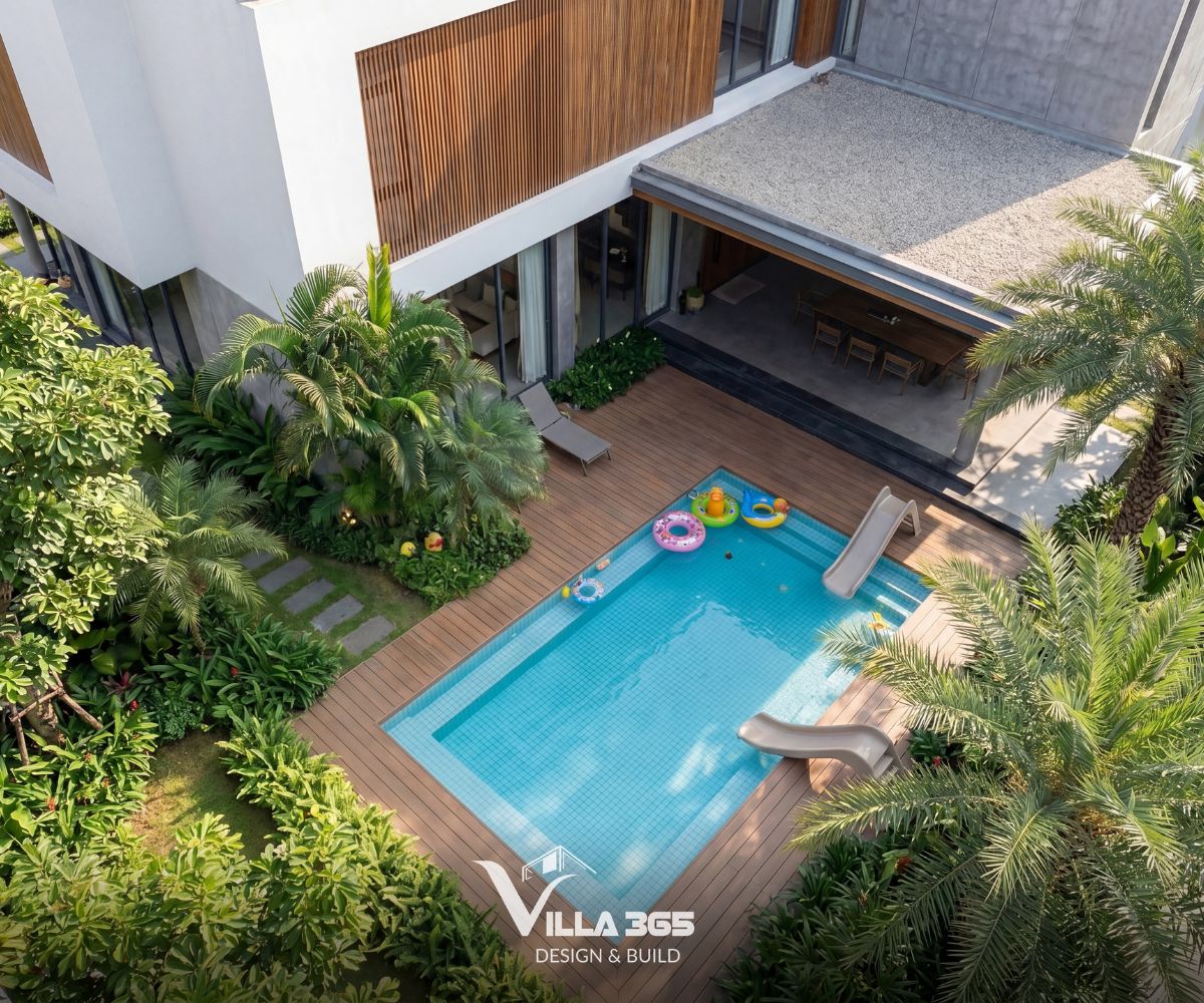 Việc đưa khuôn viên riêng tư và hồ bơi lùi về phía sau giúp Chill Villa tách khỏi tiếng ồn, khói bụi, tạo nên một vùng nghỉ ngơi yên tĩnh cho gia đình 