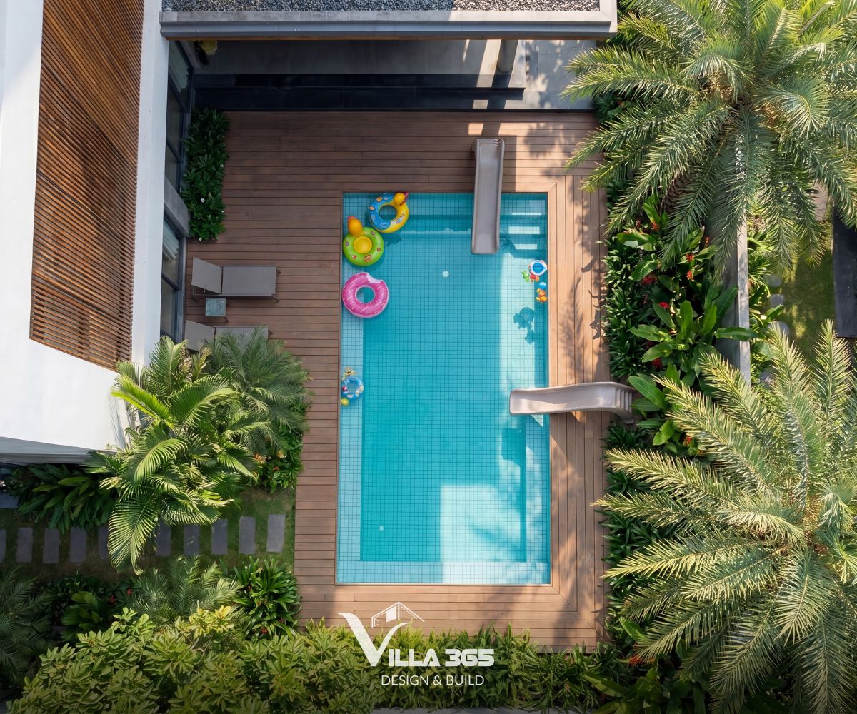 Ở Chill Villa, cây xanh và mặt nước không chỉ là yếu tố trang trí, mà tham gia trực tiếp vào việc cải thiện vi khí hậu và làm mát không gian sống 