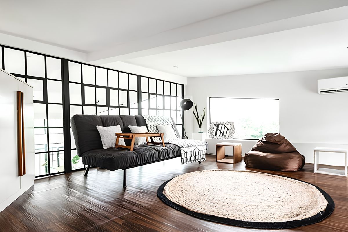 Trong phong thủy phòng khách nhà phố, trần thấp hoặc xà ngang trên sofa dễ tạo cảm giác bí bách, nên xử lý bằng trần giật cấp hoặc đèn hắt (Ảnh: Sưu tầm)