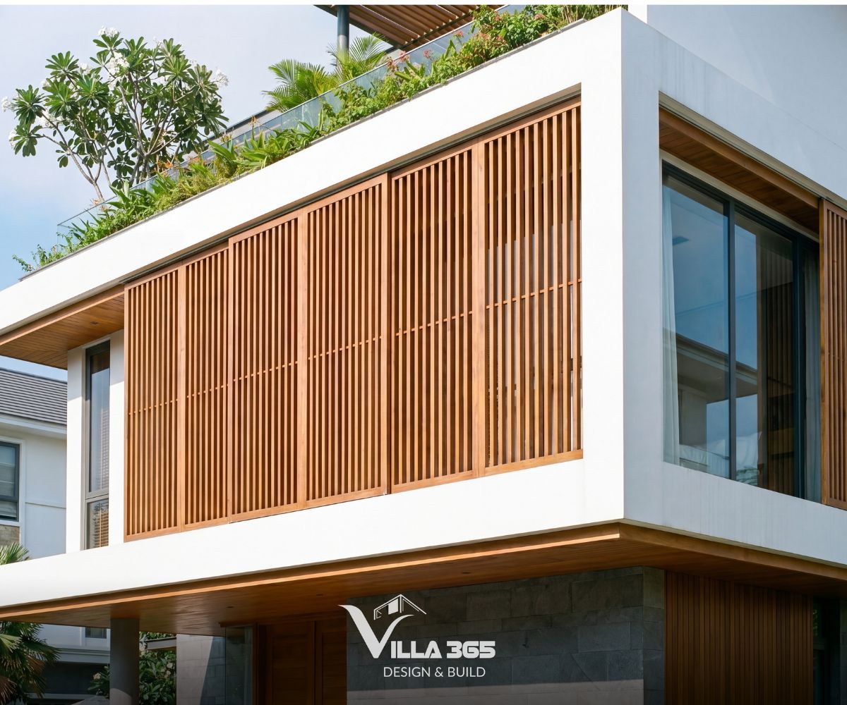 Hệ lam gỗ tầng 2 và tầng 3 đóng vai trò như lớp lọc nắng, giảm bức xạ nhiệt nhưng vẫn cho ánh sáng và gió trời xuyên qua 
