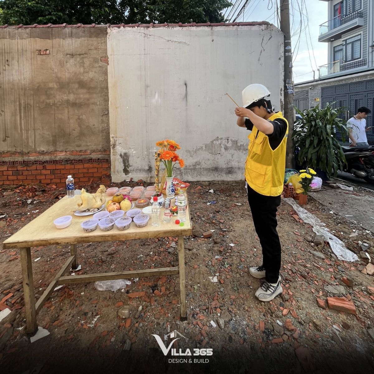 Cúng khởi công được thực hiện theo phong tục địa phương và tuổi của người đứng lễ 