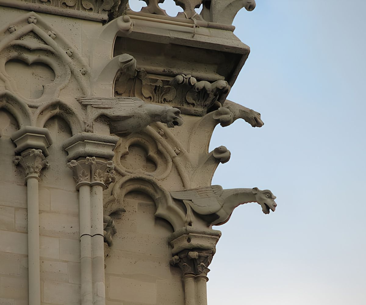 Kiến Trúc Gothic Là Gì? Đặc Trưng Cốt Lõi & Công Trình Tiêu Biểu 9 Gargoyle vừa là chi tiết trang trí vừa hỗ trợ thoát nước cho nhiều công trình kiến trúc Gothic (Ảnh: Sưu tầm)