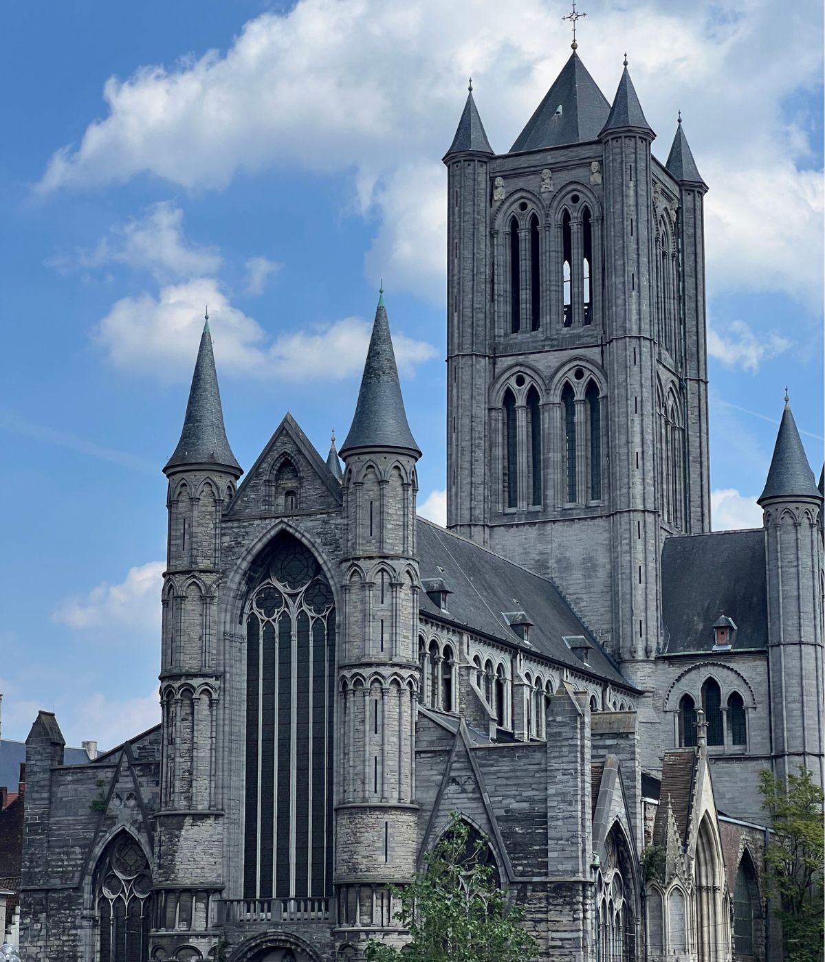 Kiến Trúc Gothic Là Gì? Đặc Trưng Cốt Lõi & Công Trình Tiêu Biểu 10 Kiến trúc Gothic và Romanesque khác biệt rõ rệt về hệ chịu lực và khả năng đưa ánh sáng vào công trình (Ảnh: Sưu tầm)