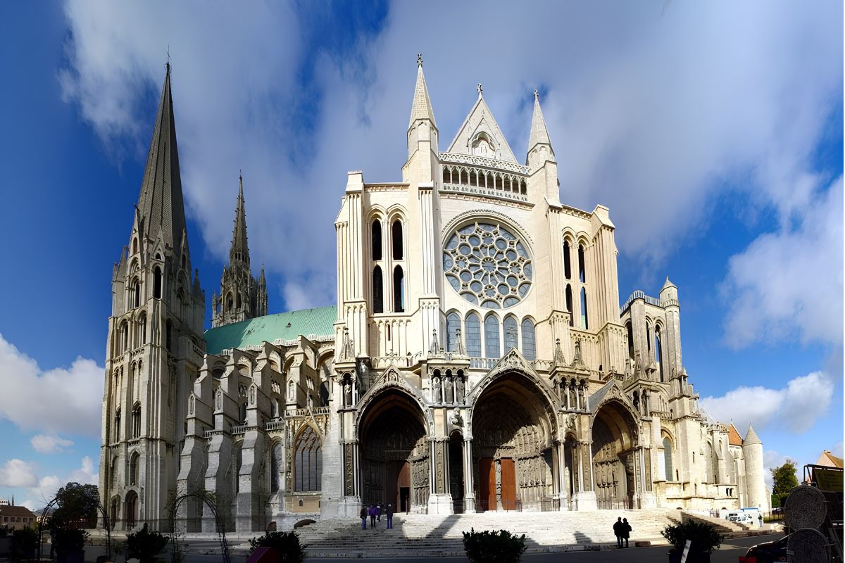 Kiến Trúc Gothic Là Gì? Đặc Trưng Cốt Lõi & Công Trình Tiêu Biểu 12 Nhà thờ Chartres nổi bật với nghệ thuật kính màu và kết cấu kiến trúc Gothic hoàn thiện (Ảnh: Sưu tầm)