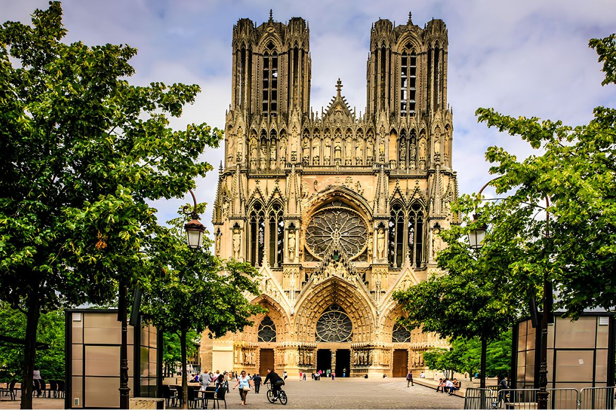 Kiến Trúc Gothic Là Gì? Đặc Trưng Cốt Lõi & Công Trình Tiêu Biểu 13 Nhà thờ Đức Bà Reims là đại diện tiêu biểu cho kiến trúc Gothic Pháp thời kỳ phát triển cao (Ảnh: Sưu tầm)