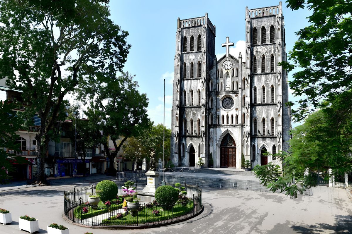 Kiến Trúc Gothic Là Gì? Đặc Trưng Cốt Lõi & Công Trình Tiêu Biểu 15 Nhà thờ Lớn Hà Nội mang nhiều dấu ấn của phong cách kiến trúc Gothic châu Âu (Ảnh: Sưu tầm)