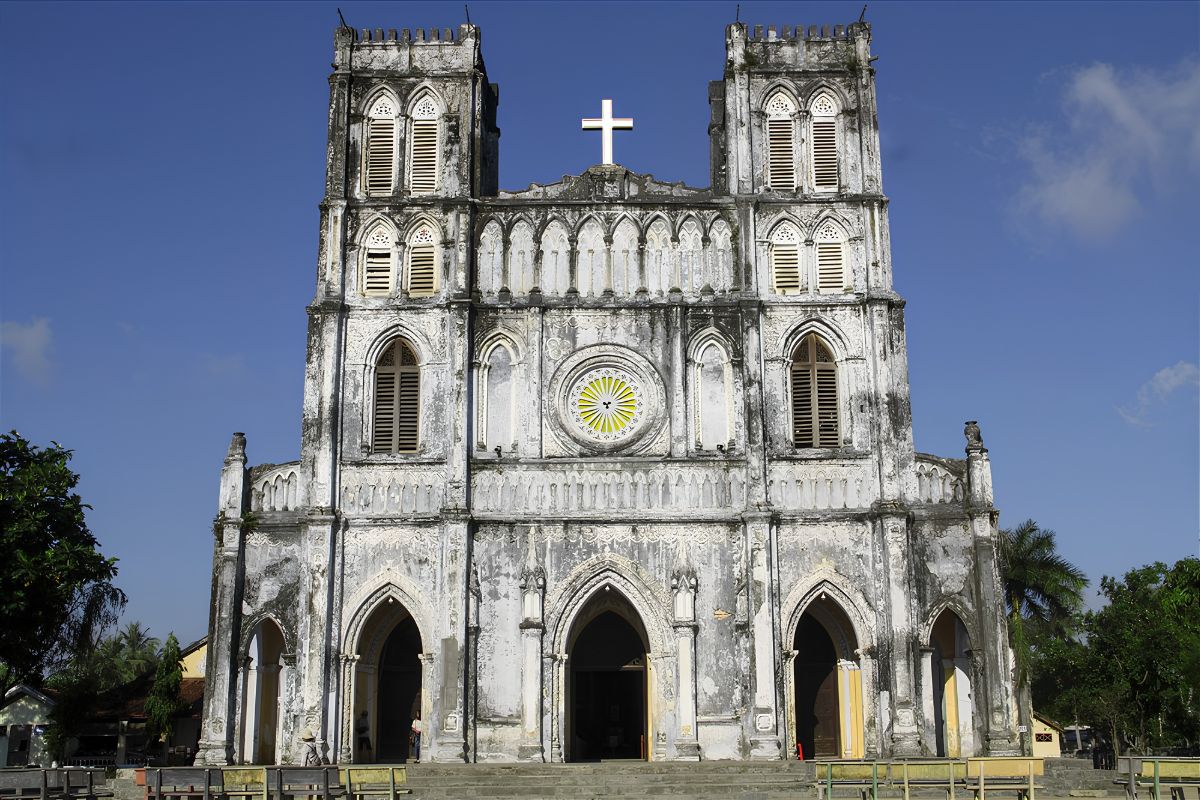 Kiến Trúc Gothic Là Gì? Đặc Trưng Cốt Lõi & Công Trình Tiêu Biểu 16 Vòm nhọn và hai tháp chuông tạo nên diện mạo đặc trưng của Nhà thờ Mằng Lăng (Ảnh: Sưu tầm)