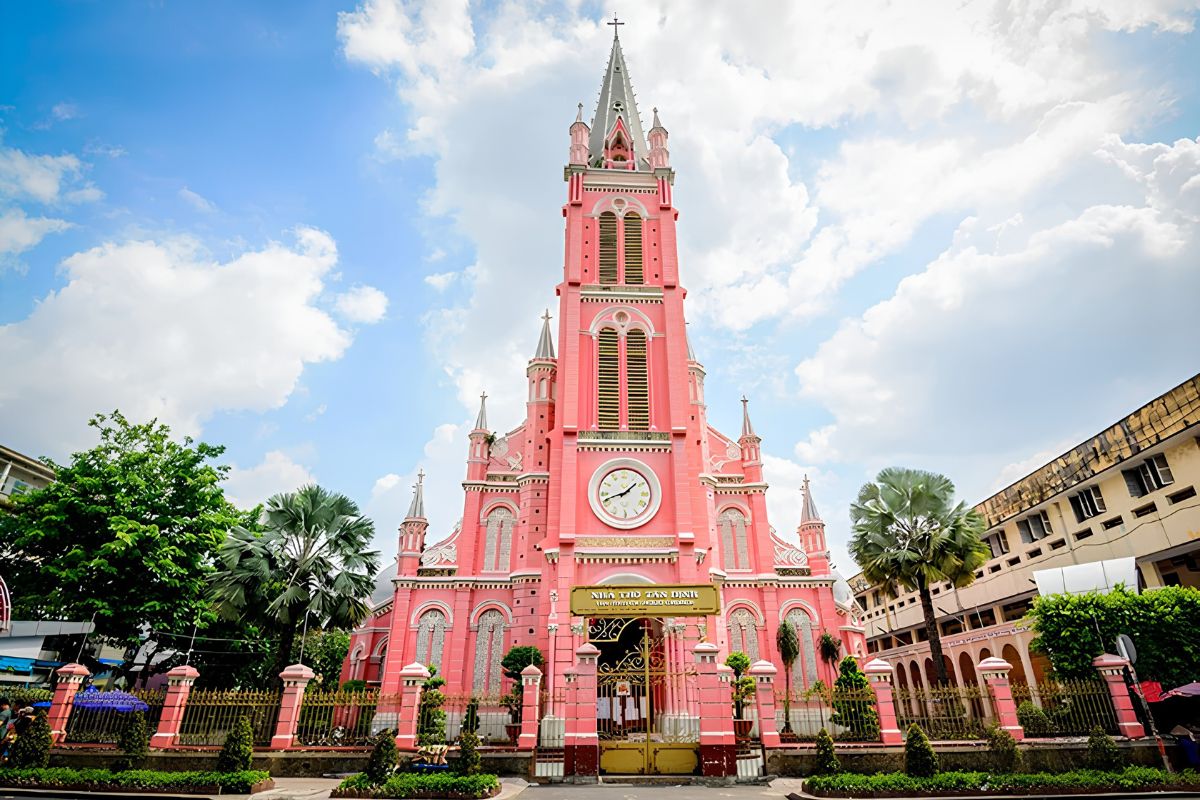 Kiến Trúc Gothic Là Gì? Đặc Trưng Cốt Lõi & Công Trình Tiêu Biểu 17 Nhà thờ Tân Định thể hiện sự giao thoa giữa ảnh hưởng Gothic và kiến trúc châu Âu (Ảnh: Sưu tầm)
