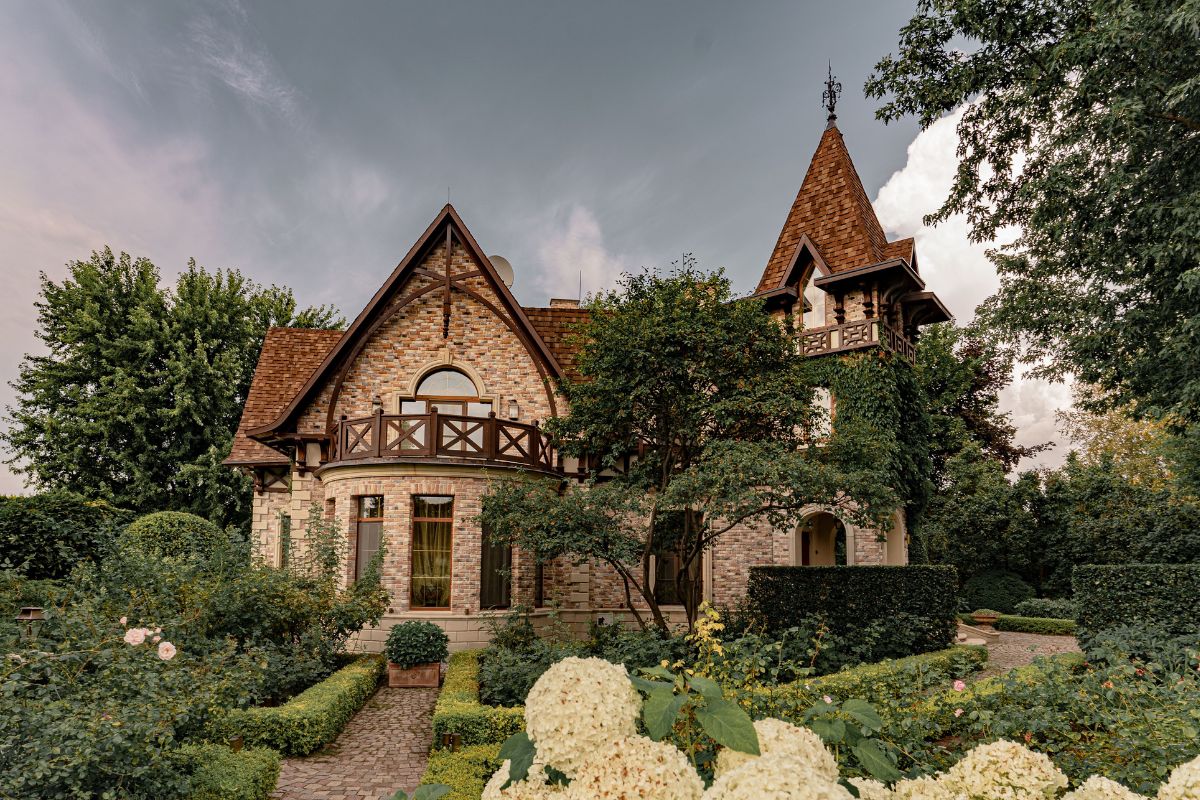 Kiến Trúc Gothic Là Gì? Đặc Trưng Cốt Lõi & Công Trình Tiêu Biểu 18 Nhà phong cách Gothic cần cân bằng giữa chi tiết trang trí, tỷ lệ kiến trúc và công năng (Ảnh: Sưu tầm)