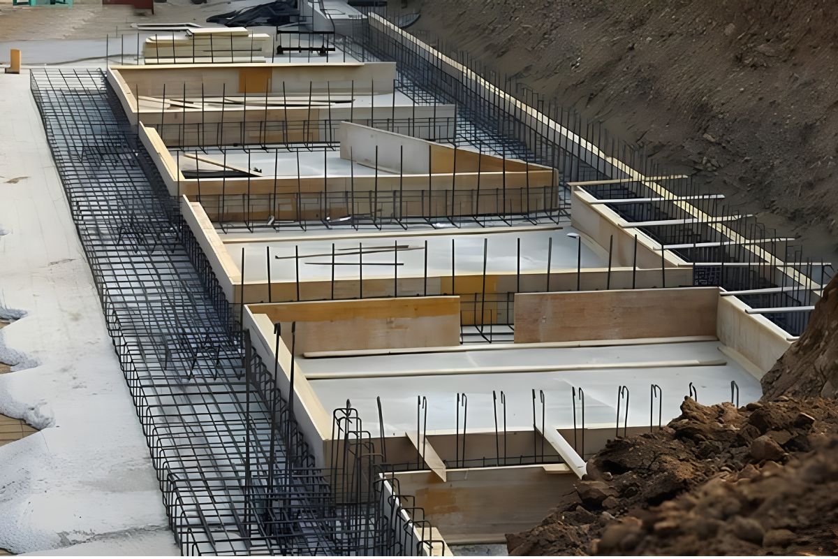 Móng băng là giải pháp nền móng dạng dải được ứng dụng phổ biến cho nhà ở dân dụng nhờ khả năng phân bố tải trọng xuống nền đất (Ảnh: Sưu tầm)