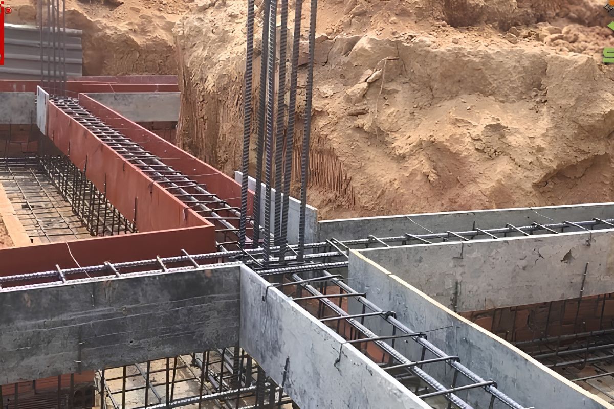 Với nền bùn yếu, móng băng chỉ nên được sử dụng sau khi có giải pháp xử lý nền phù hợp hoặc tính toán lại hệ móng (Ảnh: Sưu tầm)